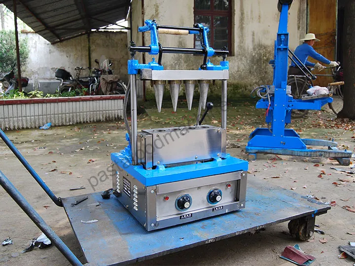 4 heads wafer cone making machine