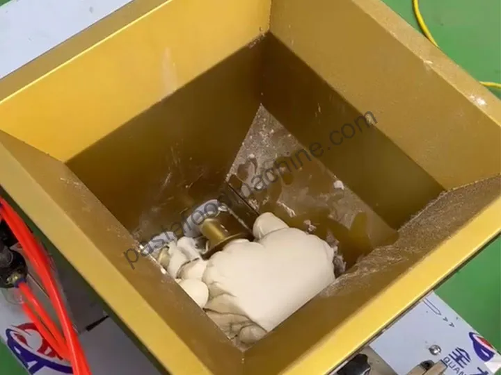 Feed inlet of dough divider