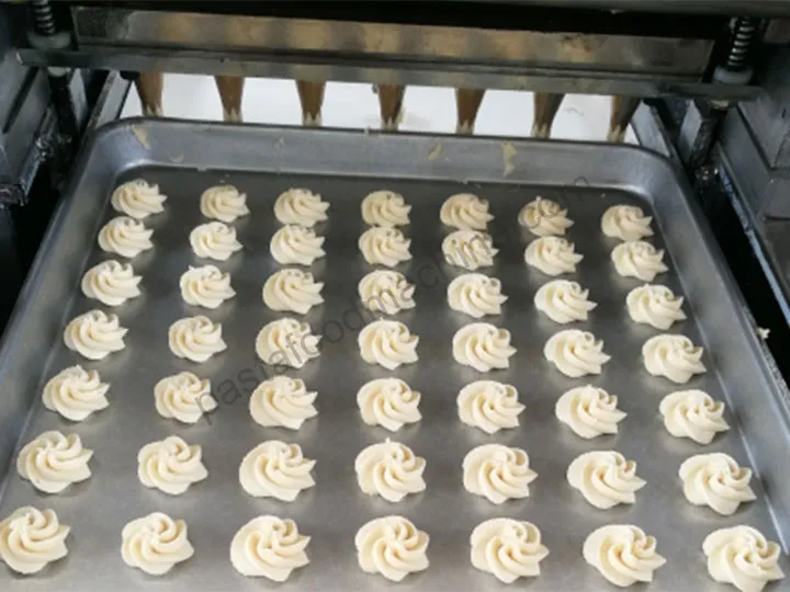 آلة صناعة البسكويت